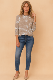 Taupekleurige gebreide top met lange mouwen, zachte bloemenprint, ronde hals en een relaxte pasvorm voor casual laagjes.