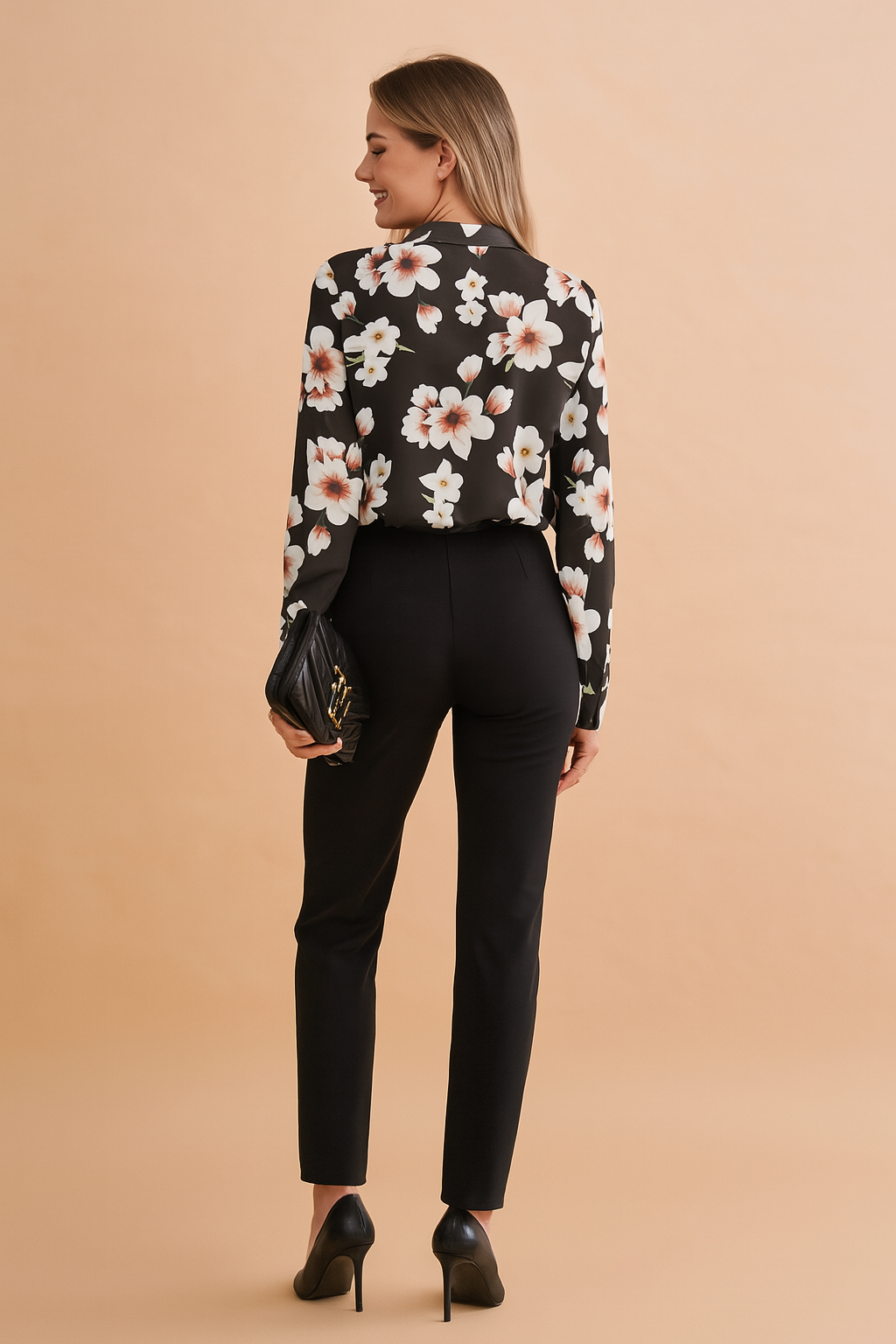 Zwarte damesblouse met lange mouwen, witte en blush bloemenprint en V-halsuitsnijding – ideaal voor kantoor of avondkleding.