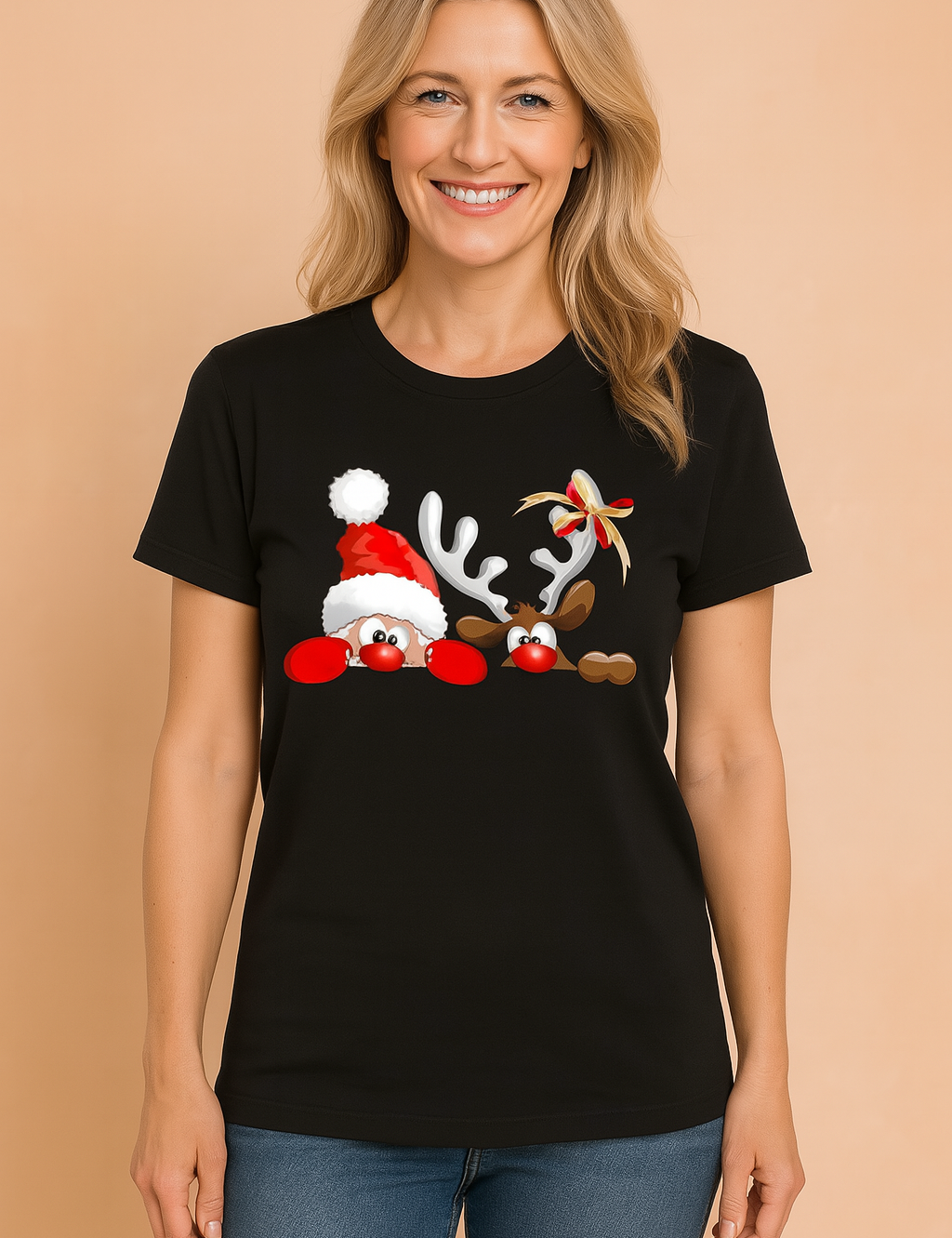 Zwart dames kerstshirt met grappige kerstman- en rendiergezichten, afgewerkt met een feestelijke kerstmuts en strikdetails – ideaal voor een casual kerstlook.