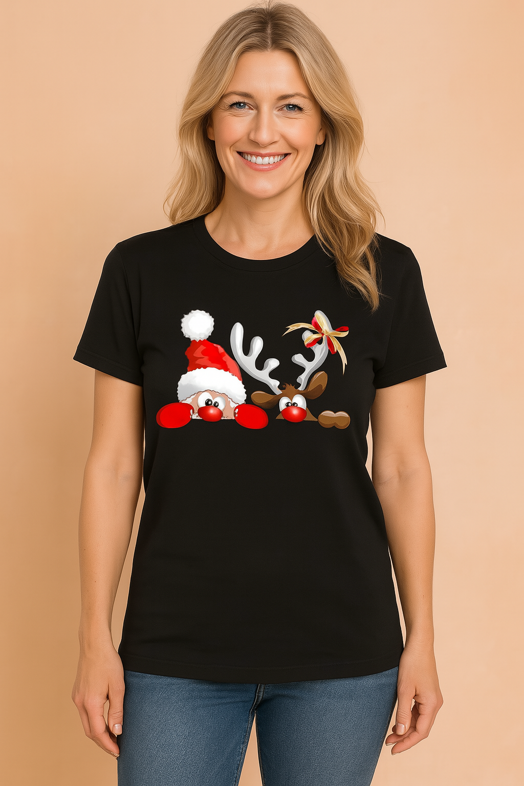 Zwart dames kerstshirt met grappige kerstman- en rendiergezichten, afgewerkt met een feestelijke kerstmuts en strikdetails – ideaal voor een casual kerstlook.