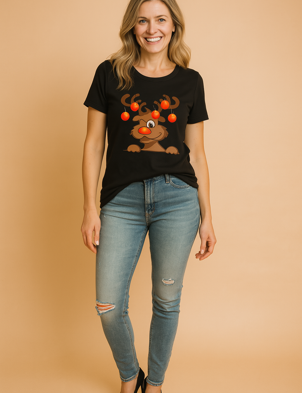 Zwart dames t-shirt met een speelse rendierprint en rode kerstballen, perfect voor casual feestelijke outfits.