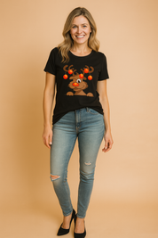 Zwart dames t-shirt met een speelse rendierprint en rode kerstballen, perfect voor casual feestelijke outfits.