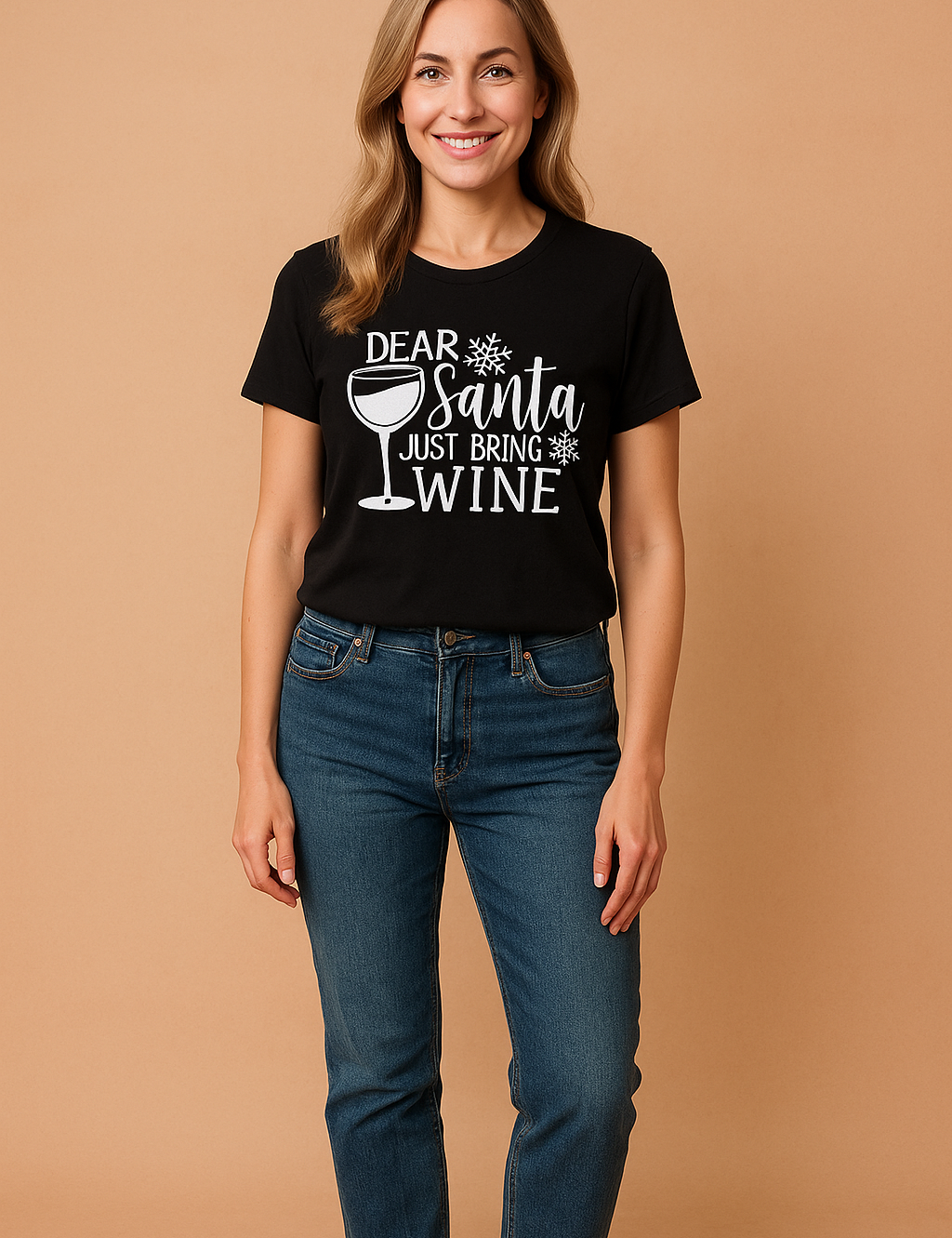 Zwart kerstshirt met witte tekst "Dear Santa Just Bring Wine" en wijnglasillustratie – perfect voor een casual feestlook.

