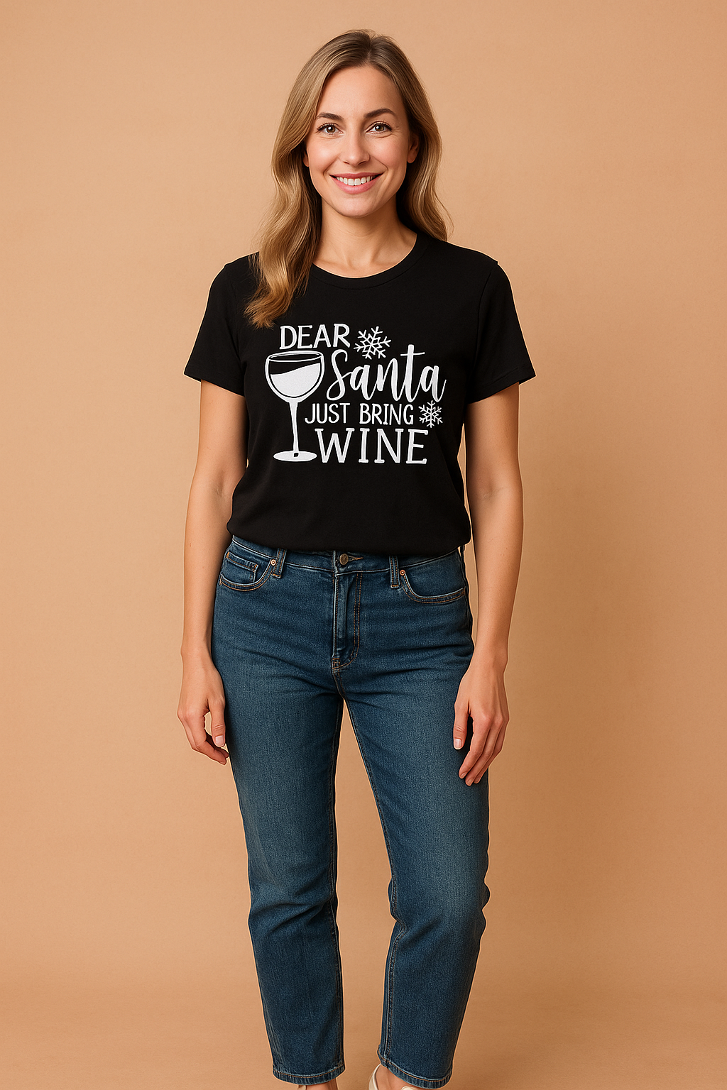 Zwart kerstshirt met witte tekst "Dear Santa Just Bring Wine" en wijnglasillustratie – perfect voor een casual feestlook.


