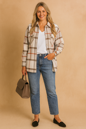 Dames blouse-jasje met grote ruitprint in beige, wit en roestbruin, voorzien van borstzakken met klep en knoopsluiting.