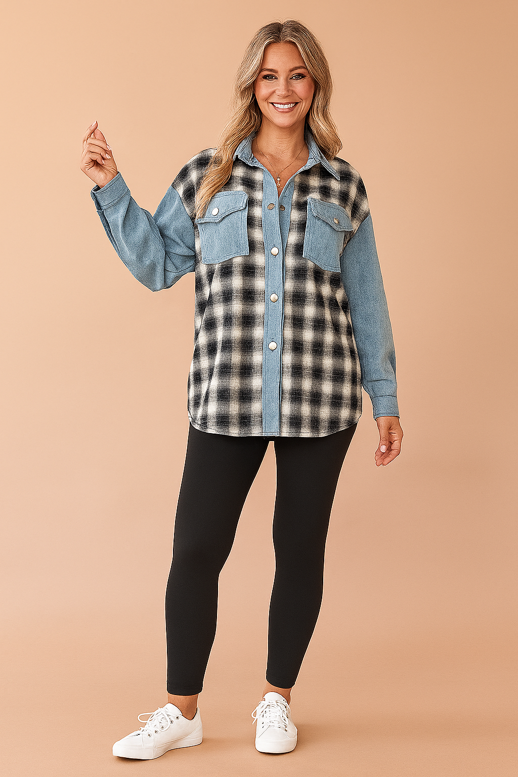 Dames overshirt met denimblauwe mouwen en borstzak, gecombineerd met een zwart-wit geruite flanellen voor- en achterkant, ideaal als tussenjas of casual laagje.