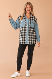 Dames overshirt met denimblauwe mouwen en borstzak, gecombineerd met een zwart-wit geruite flanellen voor- en achterkant, ideaal als tussenjas of casual laagje.