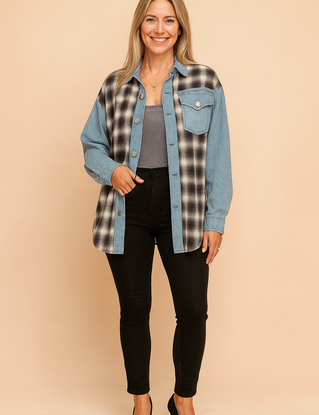 Dames overshirt met denimblauwe mouwen en borstzak, gecombineerd met een zwart-wit geruite flanellen voor- en achterkant, ideaal als tussenjas of casual laagje.
