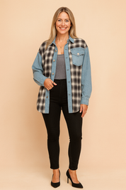 Dames overshirt met denimblauwe mouwen en borstzak, gecombineerd met een zwart-wit geruite flanellen voor- en achterkant, ideaal als tussenjas of casual laagje.