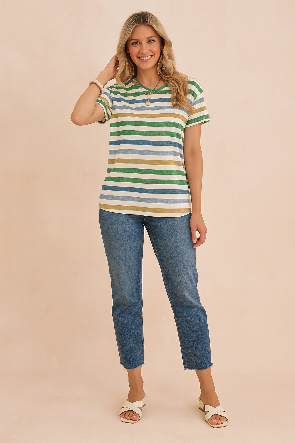 Gestreept dames T-shirt met korte mouwen en ronde hals, gemaakt van zachte katoenen jersey. Het shirt heeft een horizontaal patroon in groen, blauw, zandkleur en wit, met een casual rechte pasvorm die comfortabel draagt bij warm weer.