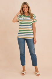 Gestreept dames T-shirt met korte mouwen en ronde hals, gemaakt van zachte katoenen jersey. Het shirt heeft een horizontaal patroon in groen, blauw, zandkleur en wit, met een casual rechte pasvorm die comfortabel draagt bij warm weer.