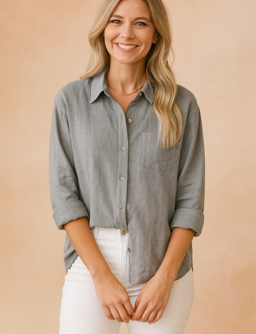 Lichtgrijze blouse met kraag en knoopsluiting, losvallend model met opgerolde mouwen.