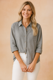Lichtgrijze blouse met kraag en knoopsluiting, losvallend model met opgerolde mouwen.