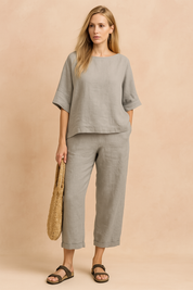 Lichtgrijze linnen blouse met oversized pasvorm en omgeslagen korte mouwen, luchtige keuze voor warme dagen