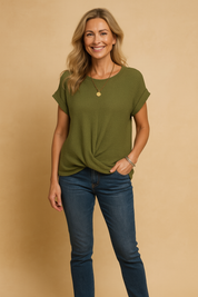 Groen dames T-shirt met wafelstructuur, korte opgerolde mouwen en modieuze knoopdetail aan de voorkant. Comfortabele pasvorm voor een casual look.