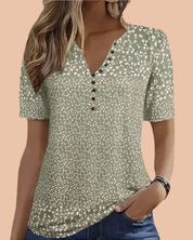 Groene henley-blouse met bloemenprint, korte mouwen en sierknopen, in een casual pasvorm met afgeronde zoom.