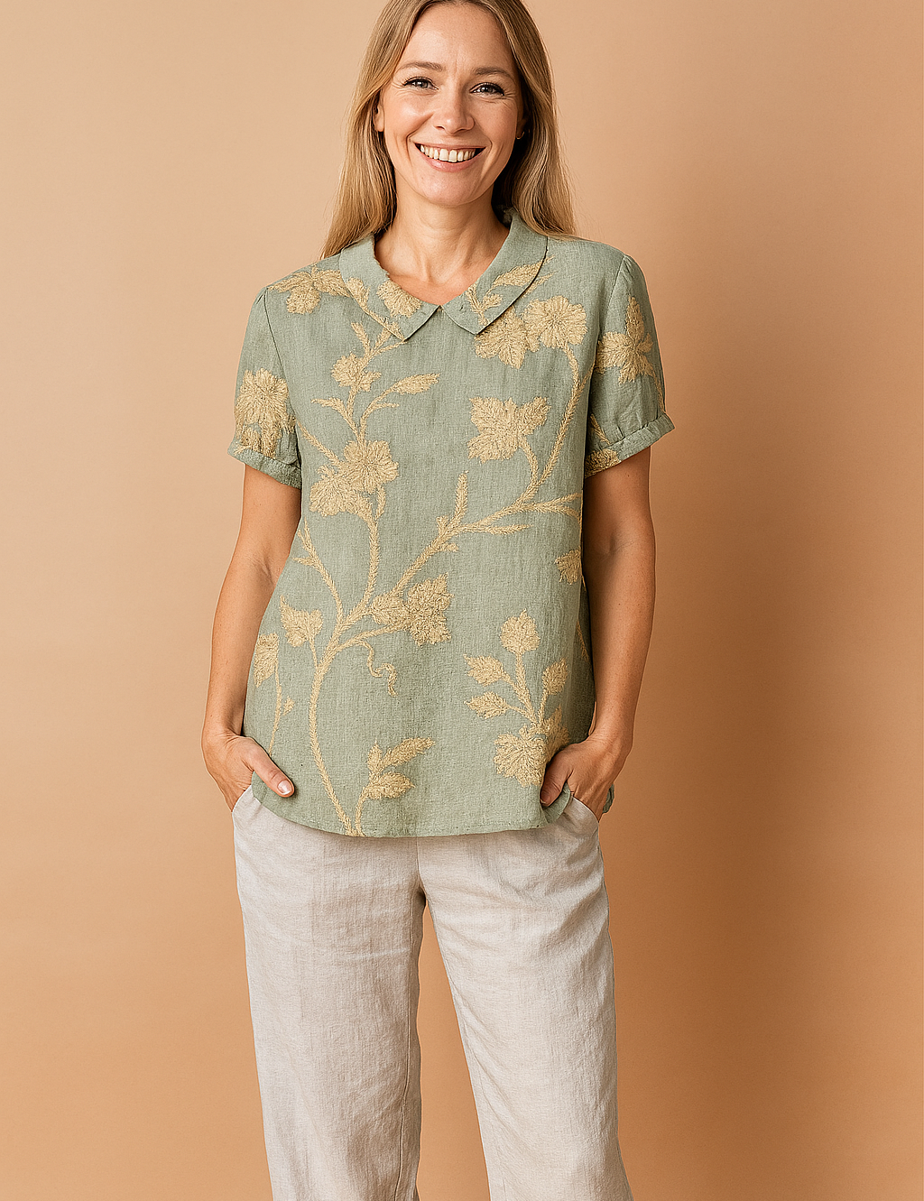 Groene blouse met korte mouwen en gouden geborduurd bloemenpatroon op linnenstof en afgeronde kraag