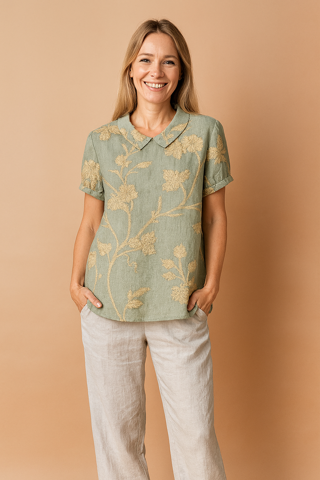 Groene blouse met korte mouwen en gouden geborduurd bloemenpatroon op linnenstof en afgeronde kraag