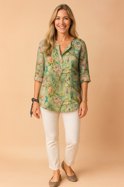 Luchtige blouse met botanische print in groentinten, versierd met bloemen en vogels. V-hals met knoopdetail en opgerolde driekwartmouwen.