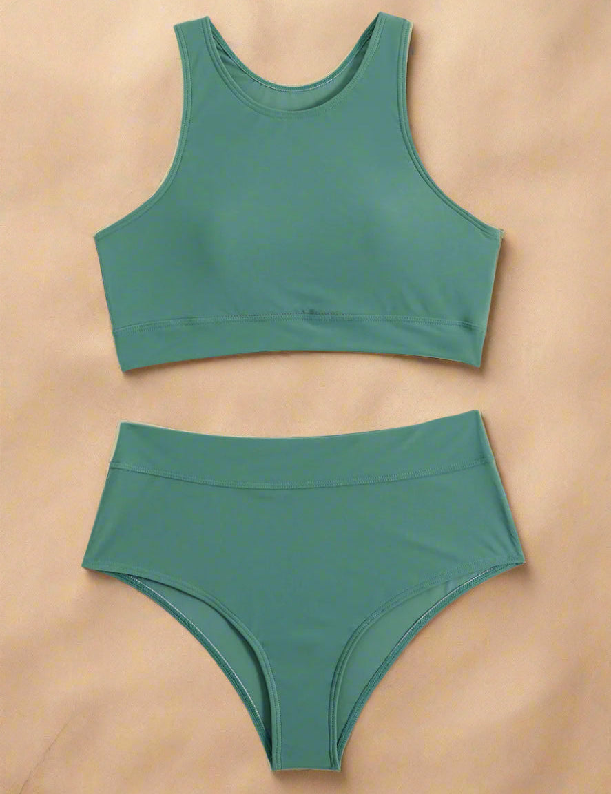 Groene bikini met hoge hals en hoge taille slip, perfect voor comfortabele zomerse zwemlooks