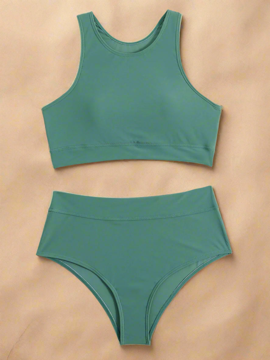 Groene bikini met hoge hals en hoge taille slip, perfect voor comfortabele zomerse zwemlooks