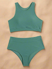Groene bikini met hoge hals en hoge taille slip, perfect voor comfortabele zomerse zwemlooks