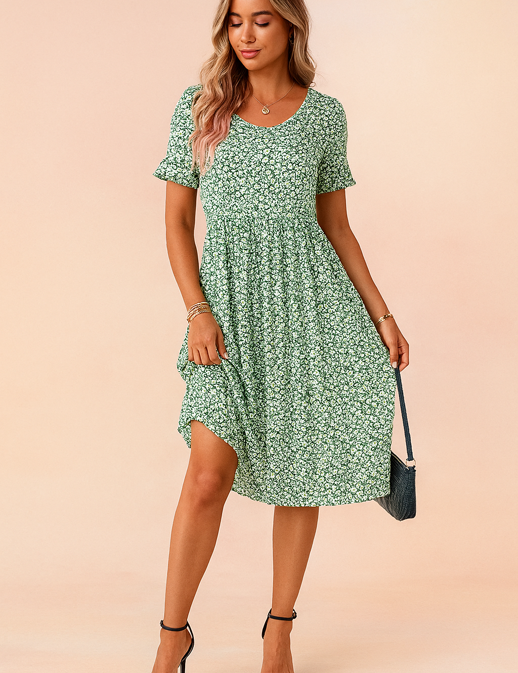 Groene midi bloemenjurk met korte mouwen en wit bloemetjespatroon, luchtig en vrouwelijk ontwerp.