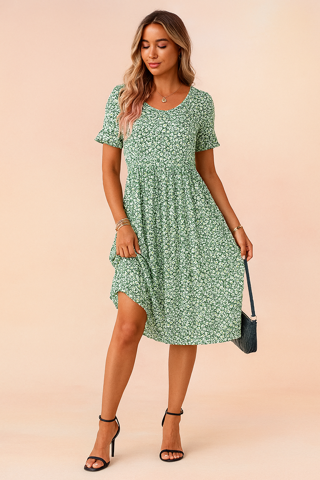 Groene midi bloemenjurk met korte mouwen en wit bloemetjespatroon, luchtig en vrouwelijk ontwerp.