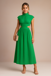 Groene midi jurk met hoge hals, uitsnijdingen in de taille en elegante geplooide afwerking.