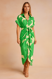 Groene overhemdjurk met abstract beige patroon en knoopceintuur, midi-lengte met korte mouwen