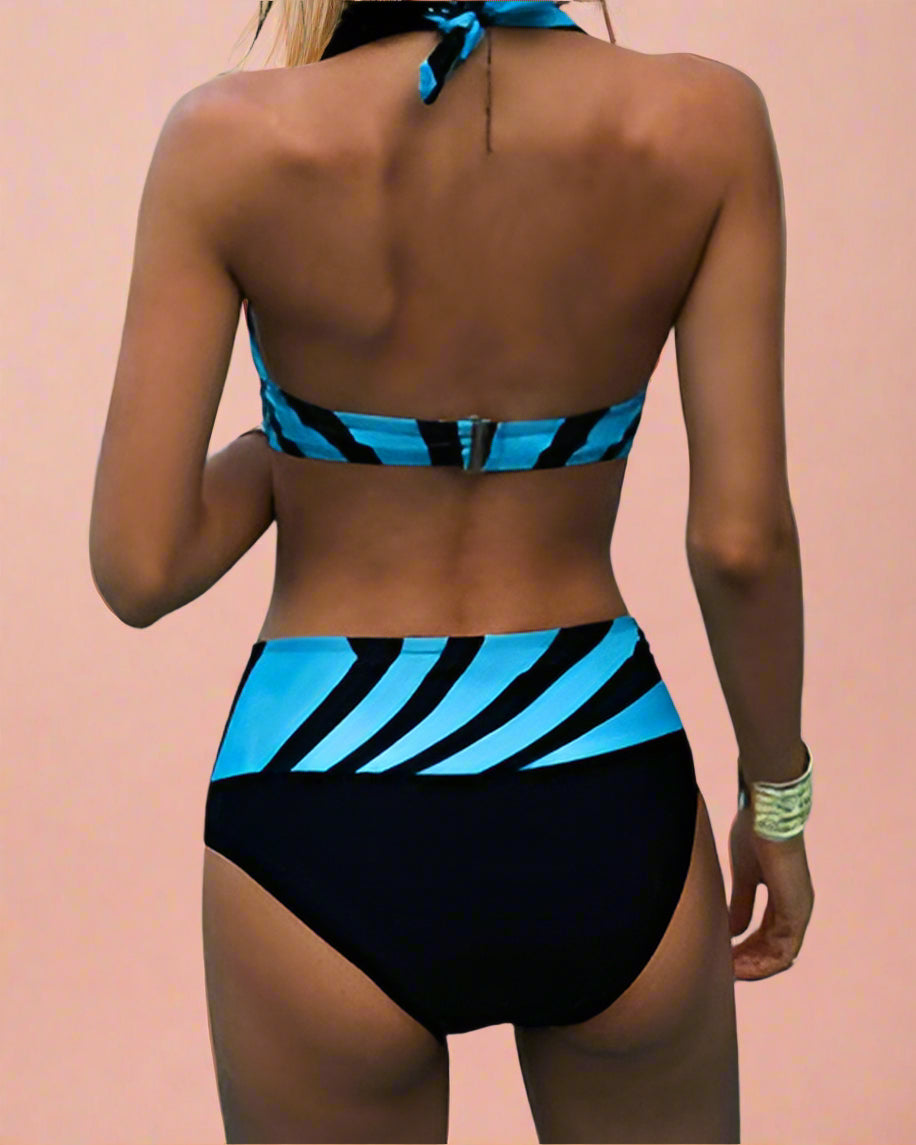 Achteraanzicht van halterbikini met blauwe grafische strepen en hoog getailleerd broekje