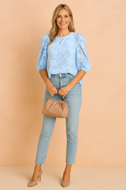 Hemelsblauwe jacquard blouse met bloemenmotief, pofmouwen tot drie kwart en ronde hals, een luchtige en verfijnde keuze.