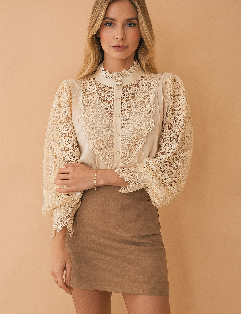Crèmekleurige kanten blouse met ballonmouwen, knoopsluiting en opstaande kraag met borduursel
