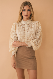 Crèmekleurige kanten blouse met ballonmouwen, knoopsluiting en opstaande kraag met borduursel