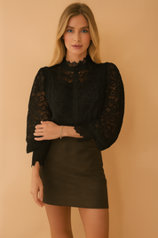 Zwarte kanten blouse met sierlijke details, hoge hals en transparante mouwen