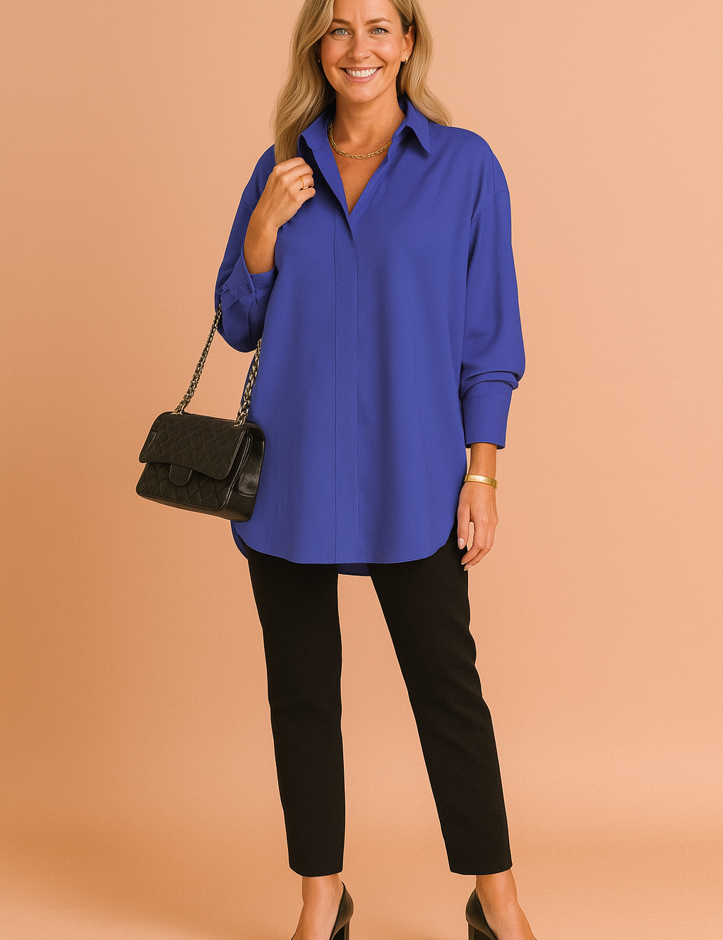 Statement blouse in helder kobaltblauw met een rechte, ruimvallende pasvorm, lange mouwen en verborgen knopen. Ideaal voor een krachtige en stijlvolle uitstraling.