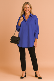 Statement blouse in helder kobaltblauw met een rechte, ruimvallende pasvorm, lange mouwen en verborgen knopen. Ideaal voor een krachtige en stijlvolle uitstraling.