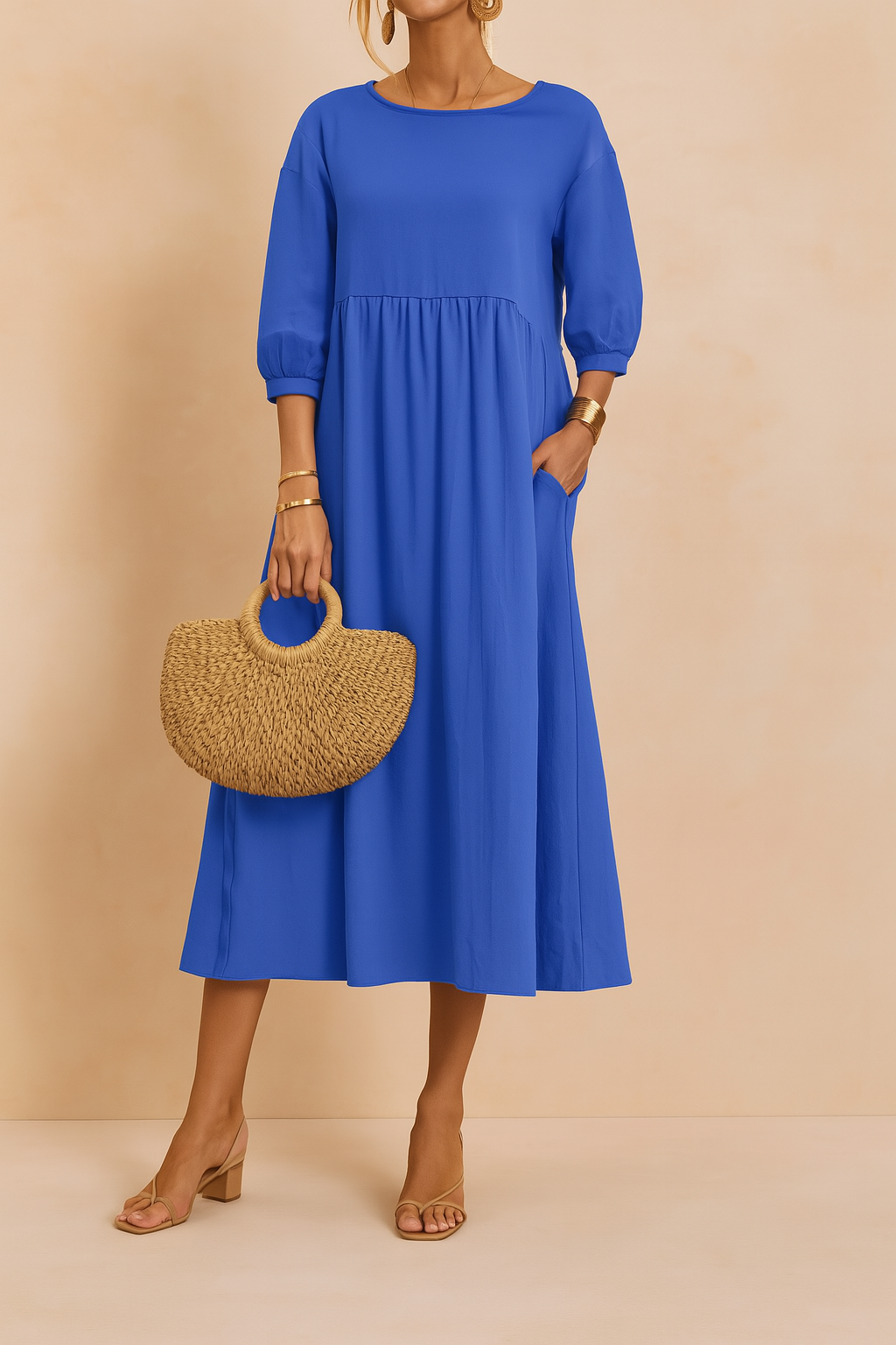 Kobaltblauwe midi-jurk met 3/4-mouwen, hoge taille en losvallende pasvorm in effen stof.