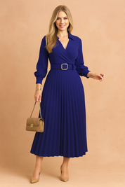 Koningsblauwe geplooide midi-jurk met kraag, tailleaccent en lange mouwen, perfect voor werk of een avondje uit.