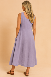 Mouwloze lavendelkleurige linnen midi-jurk met wijde A-lijn en diepe rug, ontworpen met steekzakken voor een luchtige zomerse look.