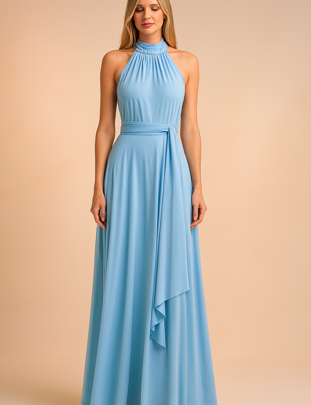 Lichtblauwe halterjurk met hoge hals, brede tailleband en asymmetrisch detail in soepele effen jersey.