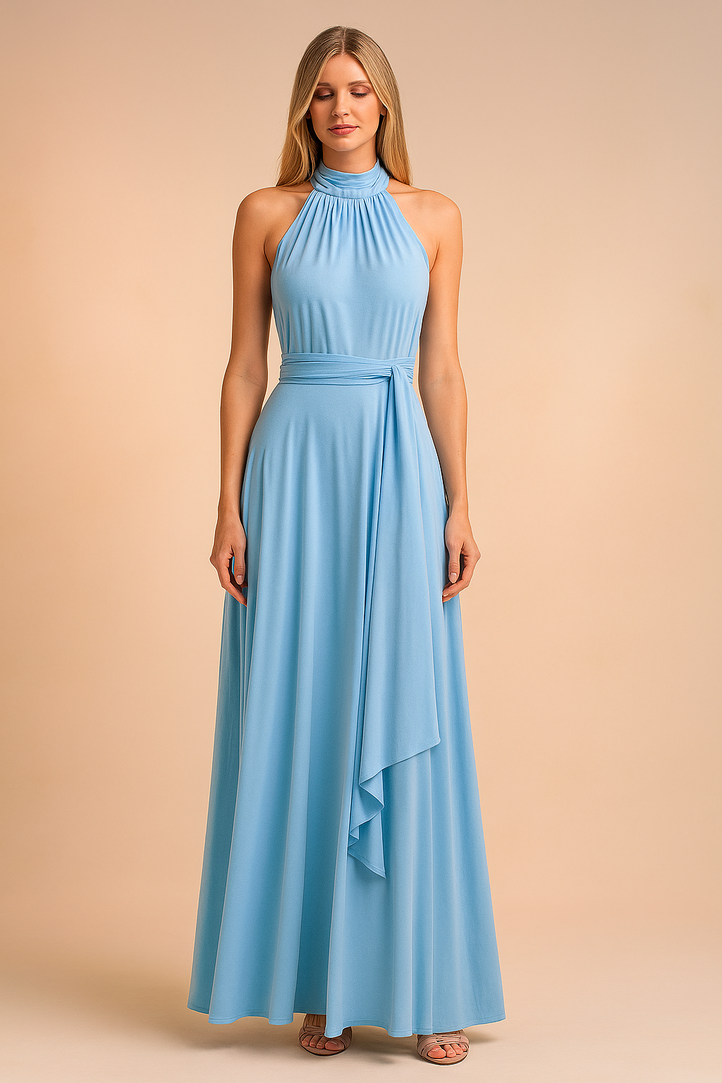 Lichtblauwe halterjurk met hoge hals, brede tailleband en asymmetrisch detail in soepele effen jersey.