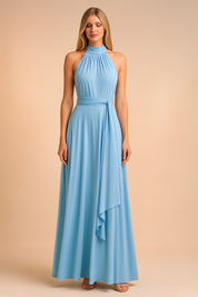 Lichtblauwe halterjurk met hoge hals, brede tailleband en asymmetrisch detail in soepele effen jersey.
