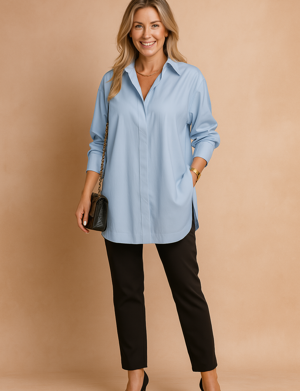Losvallende blouse met lange mouwen in zachtblauw, voorzien van een verborgen knoopsluiting en een klassieke overhemdkraag. Perfect voor een luchtige, moderne stijl.
