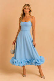Lichtblauwe midi-jurk met smalle bandjes, geplooide onderzijde en elegante ballonzoom.