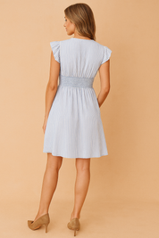 Mouwloze mini jurk met V-hals, verticale lichtblauw-witte strepen en volant mouwafwerking
