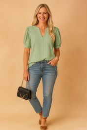 Lichtgroene blouse met ajourmotief, pofmouwen en subtiele V-hals in luchtige katoenen stof.