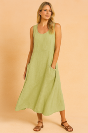 Lichtgroene mouwloze linnen midi-jurk met ronde hals, wijd uitlopende rok en praktische zakken voor een comfortabele zomerse outfit.