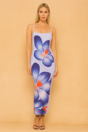 Lila aansluitende maxi-jurk met dunne bandjes en grote blauwe bloemenprint over de gehele lengte.