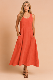 Mouwloze linnen midi jurk met zakken en ronde hals in terracotta oranje